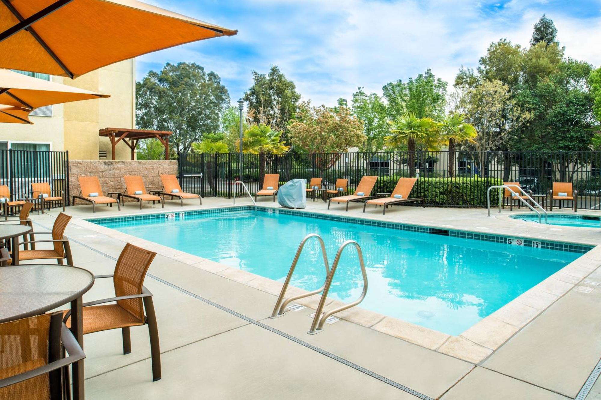 Courtyard By Marriott Sacramento Cal Expo Hotel Екстериор снимка