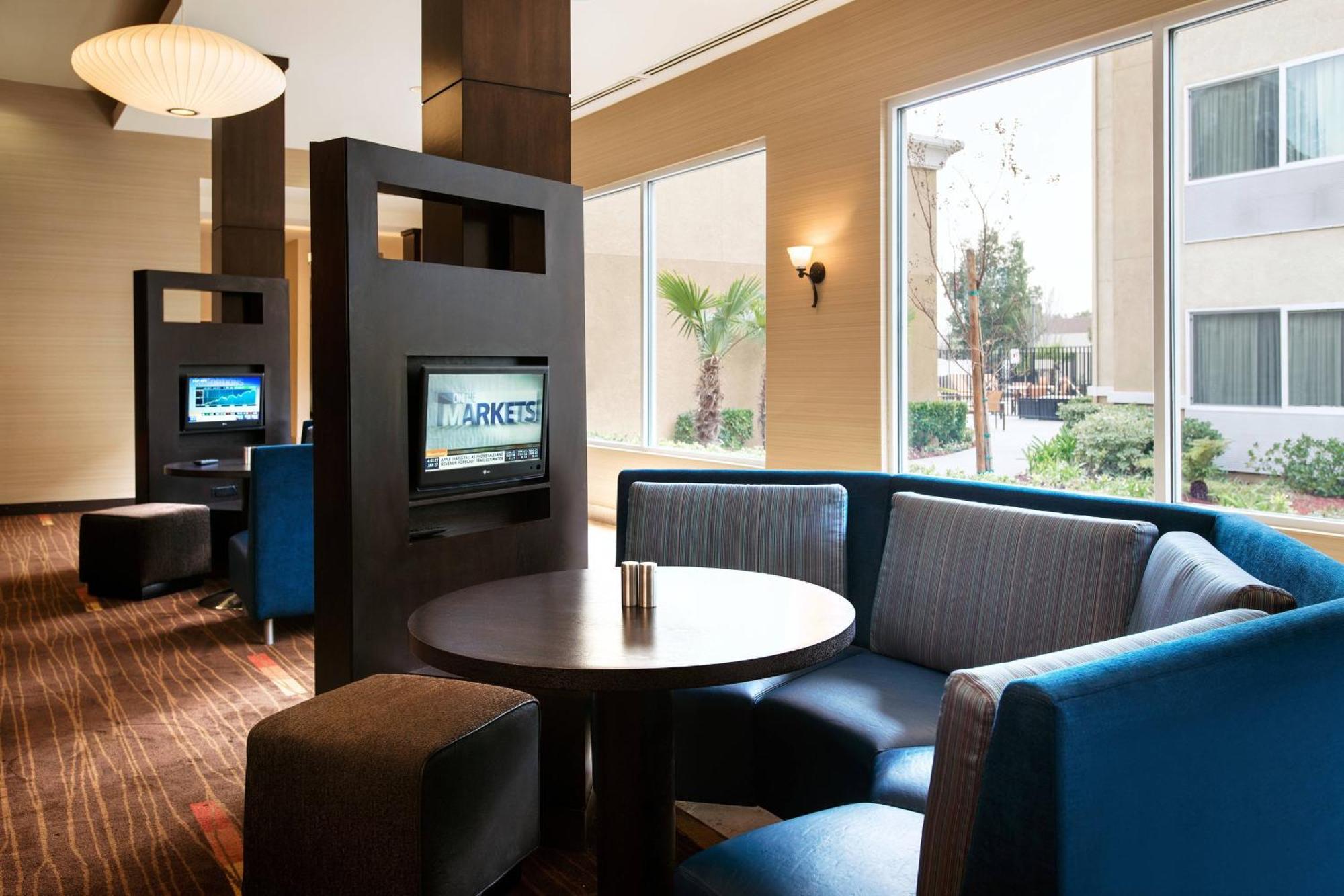 Courtyard By Marriott Sacramento Cal Expo Hotel Екстериор снимка