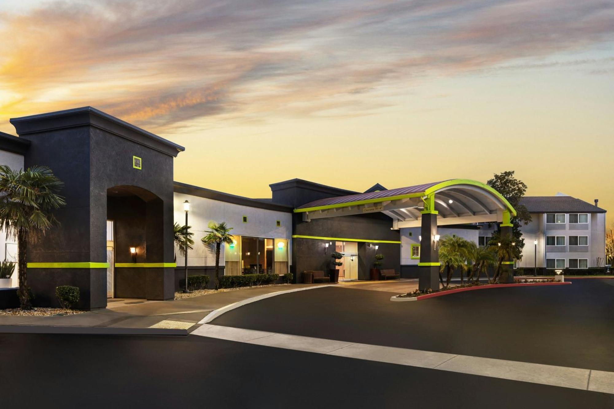 Courtyard By Marriott Sacramento Cal Expo Hotel Екстериор снимка